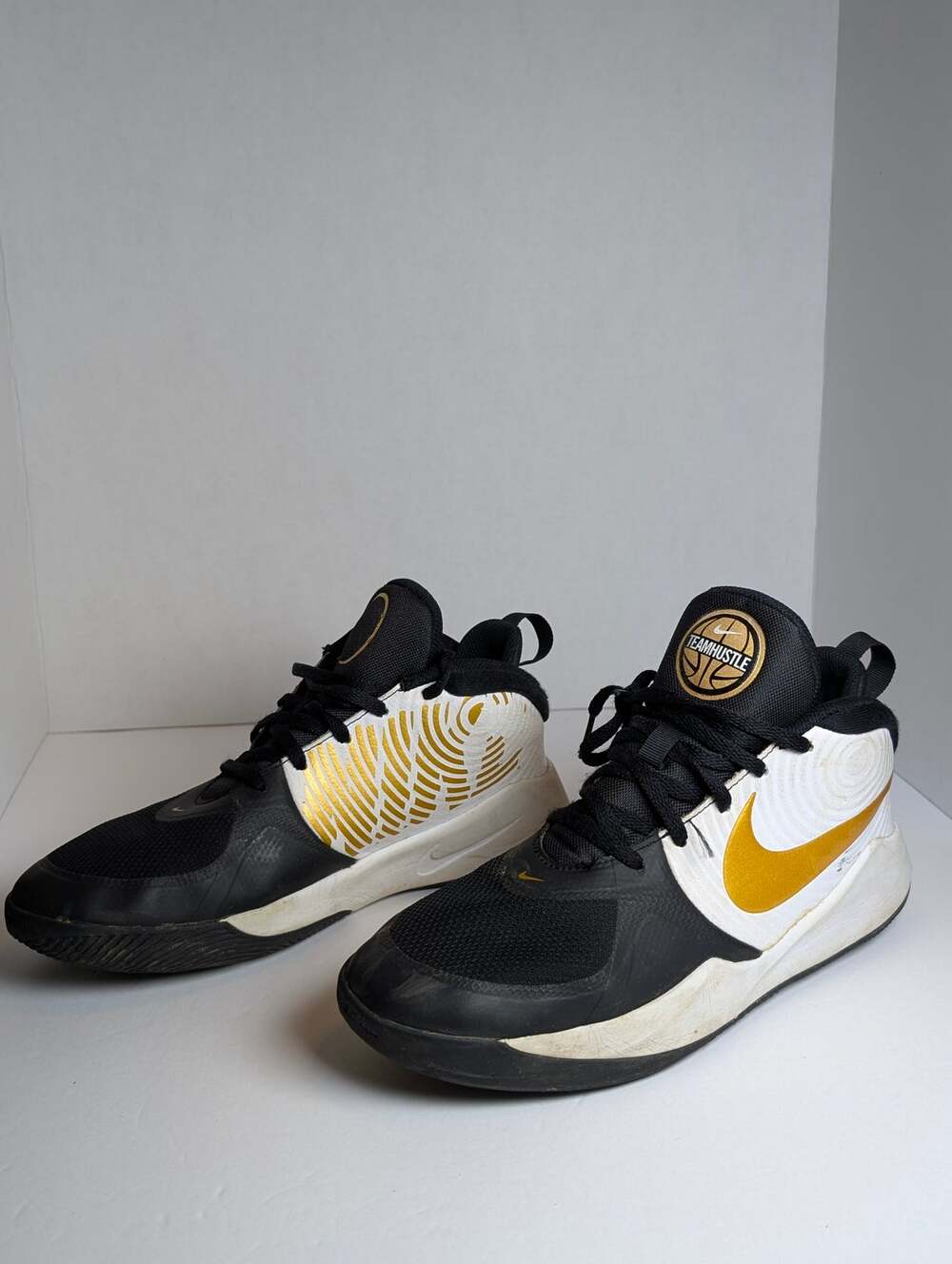 Nike Black White Gold Sz 6.5Y Leather Team Hustle D 9 Youth Basketball Sneakers